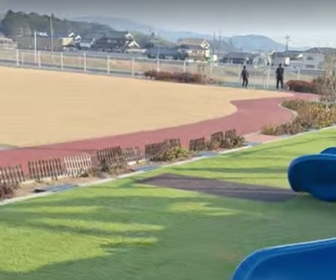 ランニングコースの赤い道